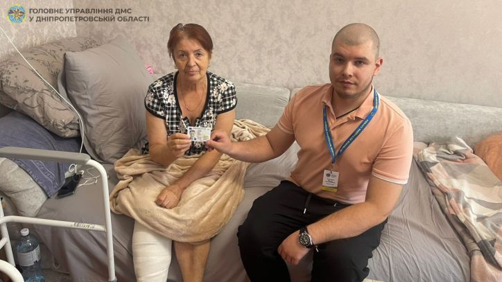 Вручили паспорт громадянина України жінці, яка постраждала в наслідок ворожих обстрілів та втратила паспортні документи