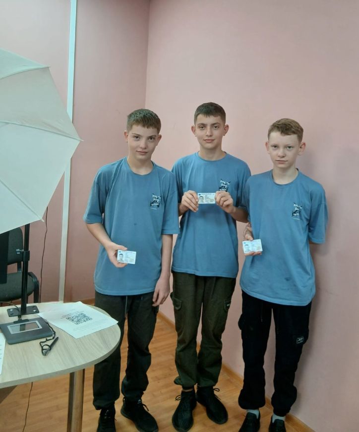 Дружньою командою за першими ID-картками: на Хмельниччині документували трійнят!