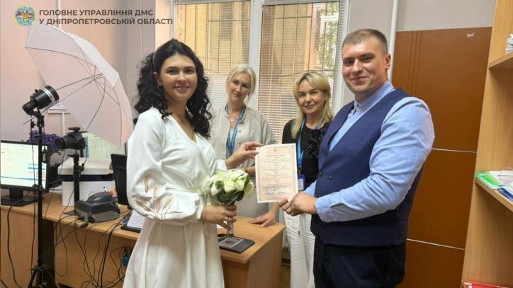 У день свого одруження молодята завітали до Міграційної служби для обміну паспорта нареченої у зв'язку зі зміною прізвища