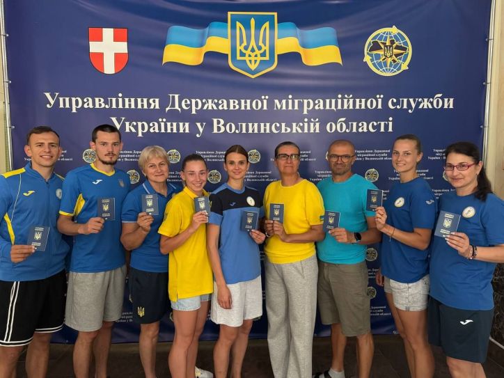 Волинські міграційники оформили закордонні паспорти спортсменам збірної України
