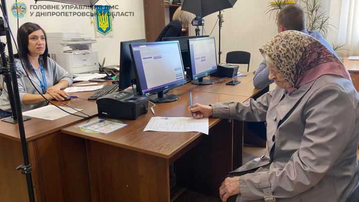 У Павлограді 101-річній бабусі оформили паспорт громадянина України для виїзду за кордон