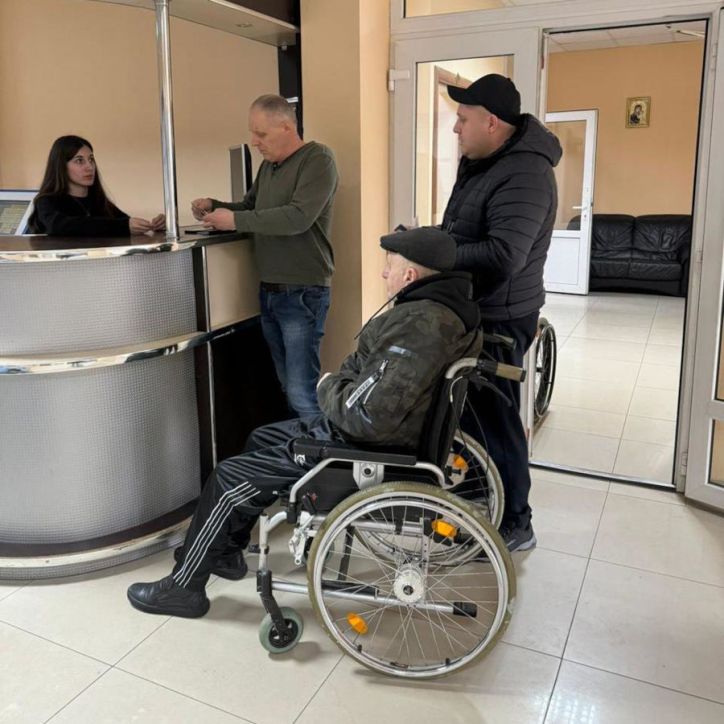 В Чернівцях за допомогою профспілки  придбано крісло колісне для малорухомих відвідувачів