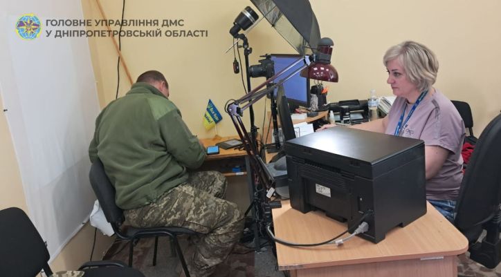 Одразу кільком військовослужбовцям відновлювали паспорти у зв'язку з їх втратою під час виконання бойових операцій