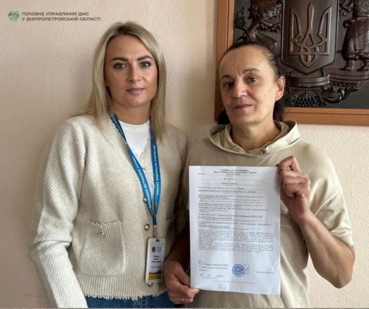 Міграційники допомогли жінці, яка опинилася у складних життєвих обставинах, пройти процедуру набуття громадянства України