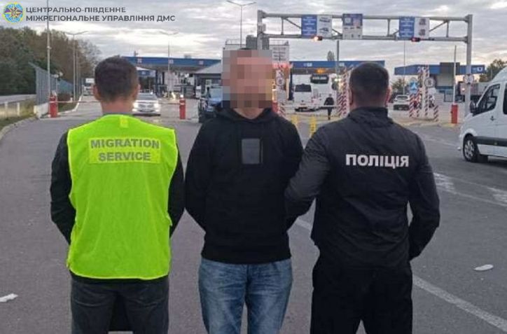 Іноземця, який перевищив термін перебування, видворено з України