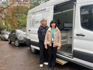 Міграційники Києва допомагають постраждалим від ворожої атаки оформити документи