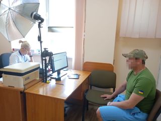 Мужність, що надихає: поранений військовий оформив закордонний паспорт