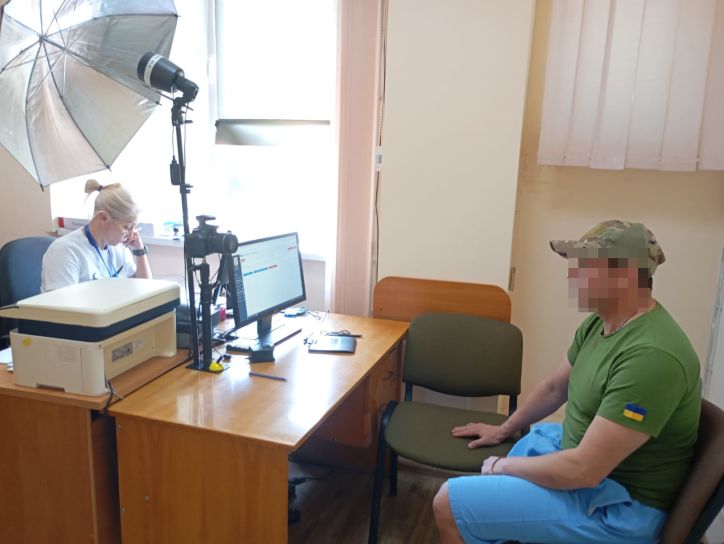Мужність, що надихає: поранений військовий оформив закордонний паспорт