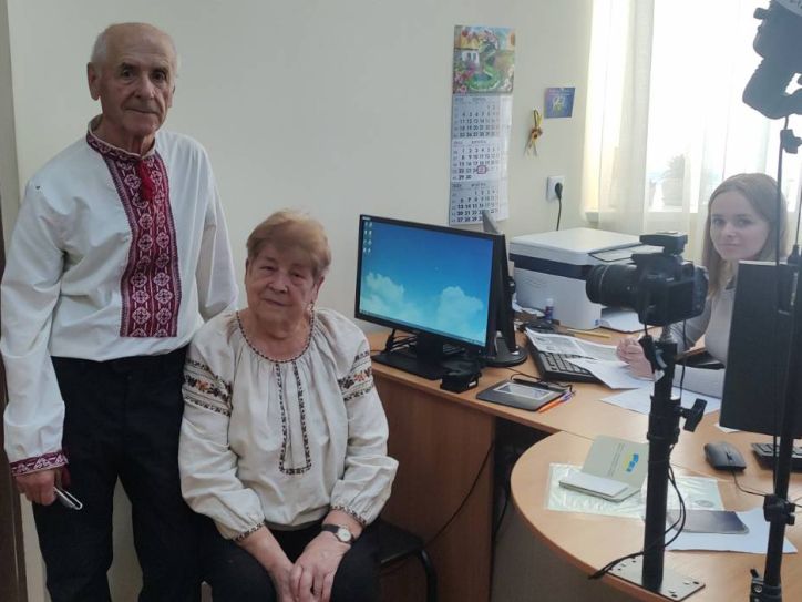 Оформлення паспорта: подружжя Поровчуків перетворило буденність на свято