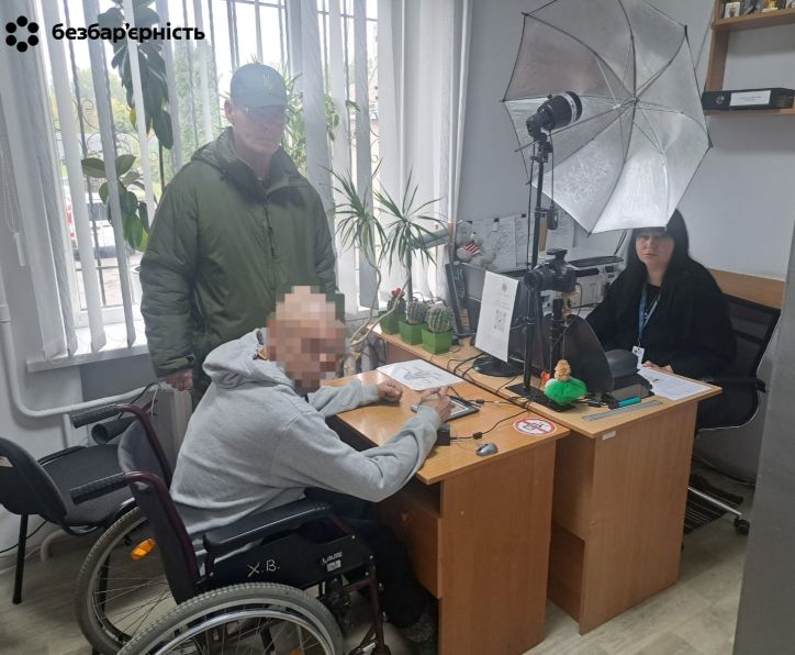 Безбар’єрність у дії: на Хмельниччині поранений військовий отримав ID-картку під час лікування