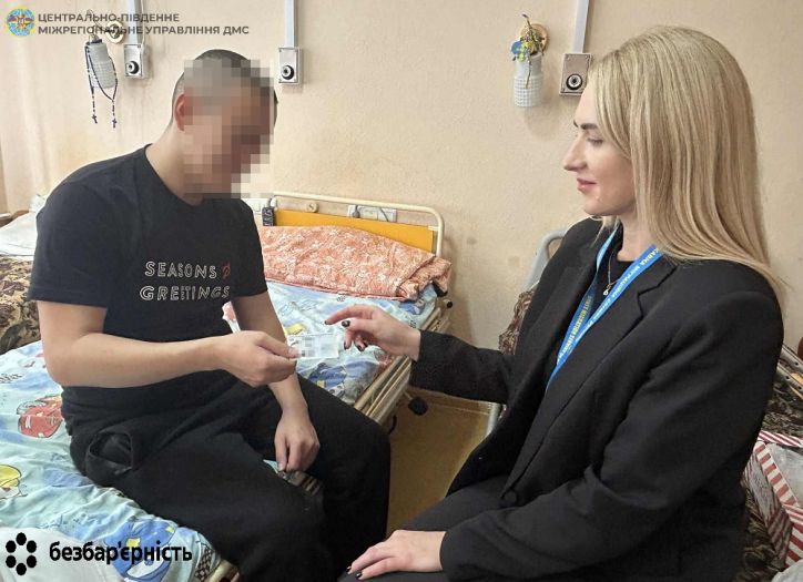 Незламний дух: іноземному захиснику України вручили посвідку  в лікарні