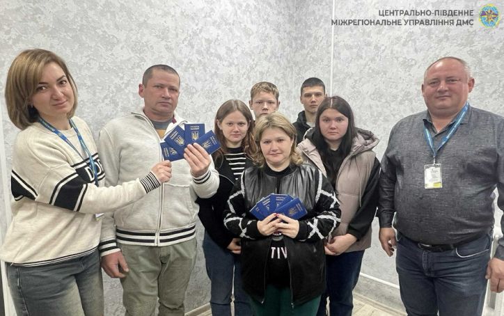 Дев'ять паспортів за раз: багатодітна родина успішно оформила документи для подорожей