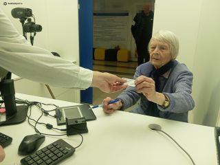90-річна рівнянка отримала паспорт нового зразка