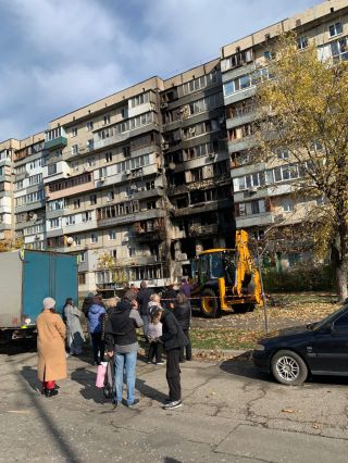 Міграційники поруч із тими, хто постраждав від обстрілів Києва