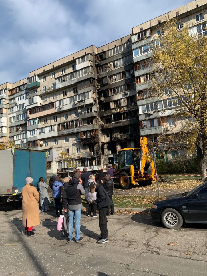 Міграційники поруч із тими, хто постраждав від обстрілів Києва