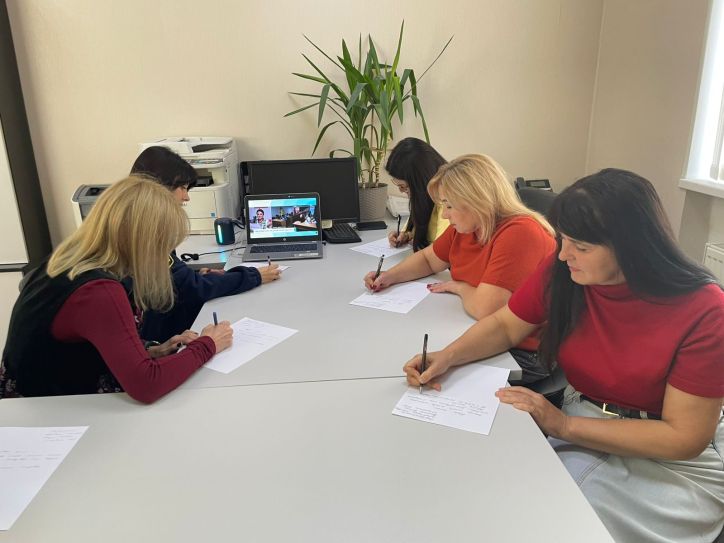 Відчути себе частинкою великої спільноти: міграційниці долучилися до радіодиктанту національної єдності