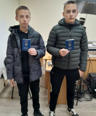 У Кельменцях видали закордонні паспорти юним переселенцям з Херсонської області