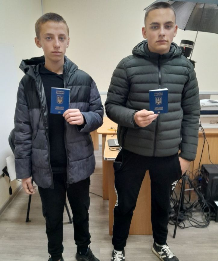 У Кельменцях видали закордонні паспорти юним переселенцям з Херсонської області