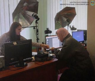 Втратила радянський паспорт — отримала ID-картку: історія жінки з Донеччини