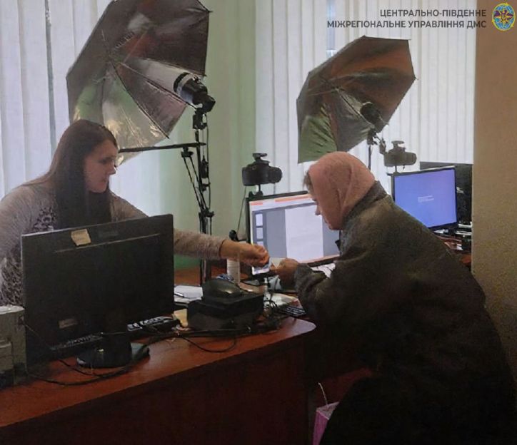 Втратила радянський паспорт — отримала ID-картку: історія жінки з Донеччини