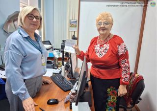 Поетеса з Жашківщини подарувала міграційникам власну збірку віршів