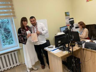 Громадянин Узбекистану оформлює посвідку на проживання в Україні