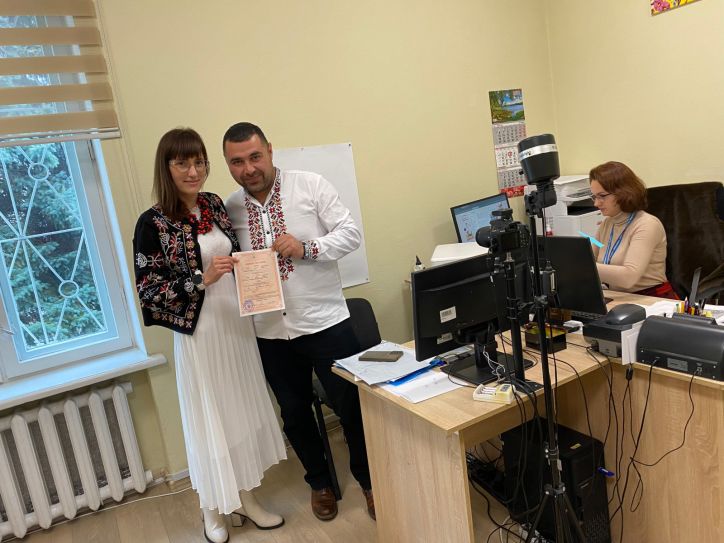 Громадянин Узбекистану оформлює посвідку на проживання в Україні