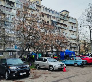 У Києві мобільна бригада ДМС оперативно оформлює паспорти постраждалим від обстрілів