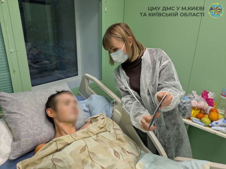 Паспорт для виїзду за кордон видано пораненому захиснику ЗСУ у медзакладі Києва