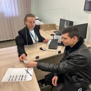 Перший паспорт у 21 рік: працівники УДМС Хмельниччини продовжують документувати представників ромської спільноти