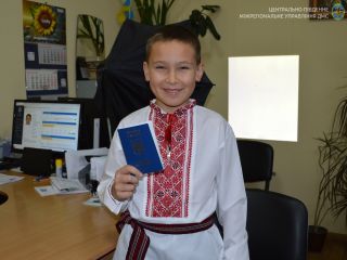 Дитинство без кордонів: 10-річний Артем оформив паспорт для подорожей за кордон