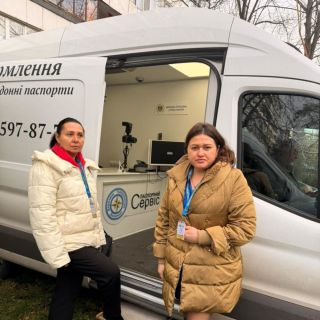 Київські міграційники оперативно допомагають постраждалим після нічного обстрілу столиці