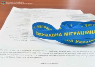 Військовослужбовець отримав ID-картку під час проходження лікування