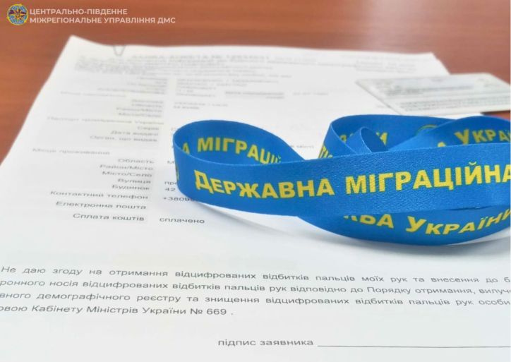Військовослужбовець отримав ID-картку під час проходження лікування