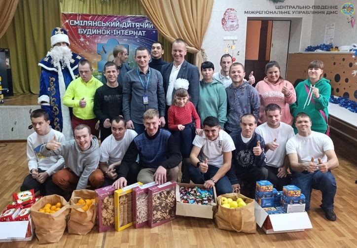 Міграційники в гостях у дітей: подарунки та перший паспорт на День Миколая