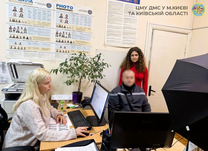 У Києві міграційники оперативно оформили закордонний паспорт пораненому військовослужбовцю