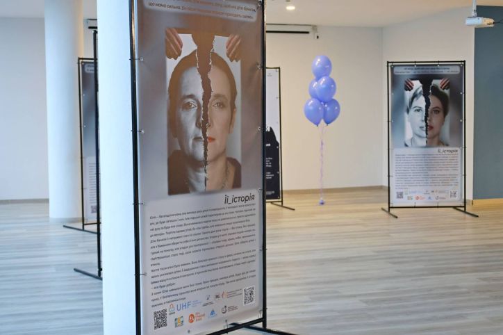 У Чернігові відкрили фотовиставку «Її історія» - шість відвертих і сильних історій жінок, які пройшли крізь небезпеку та знайшли в собі сили відновитись.