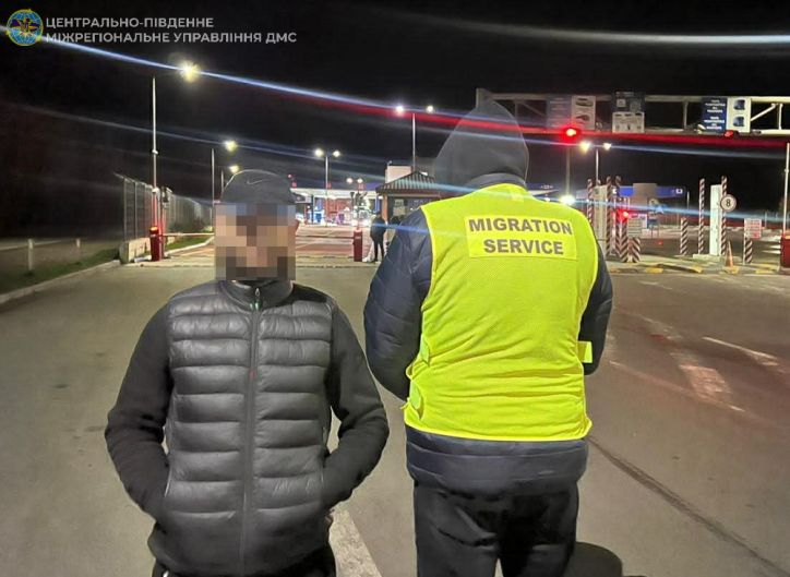 Іноземця, який перевищив термін перебування та ухилився від виїзду, видворено з України