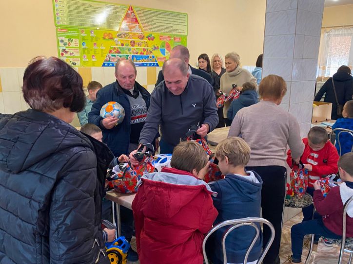 До Дня Святого Миколая міграційна служба завітала до школи-інтернату в Домбоках