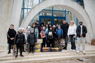 Добрі справи до Дня Святого Миколая: волонтер Хуссам та співробітниця Міграційної служби Одещини Євгенія завітали з подарунками до дітей інтернату