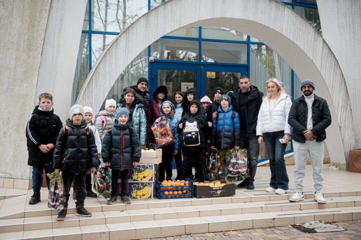 Добрі справи до Дня Святого Миколая: волонтер Хуссам та співробітниця Міграційної служби Одещини Євгенія завітали з подарунками до дітей інтернату