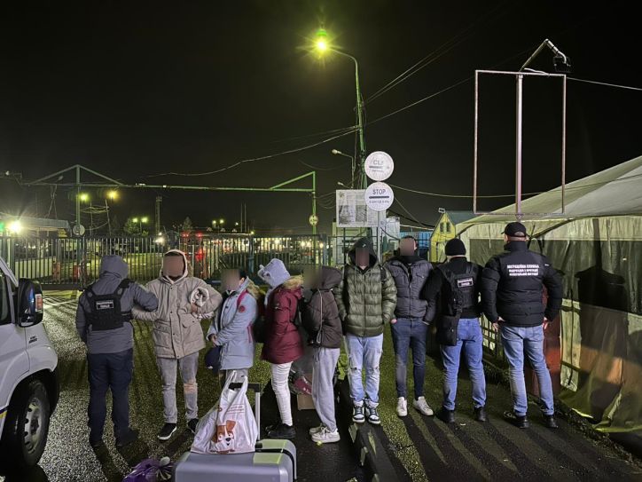 У Франківську викрили іноземців, пов’язаних зі схемами міжнародної злочинної групи: сімох вже примусово повернули з України