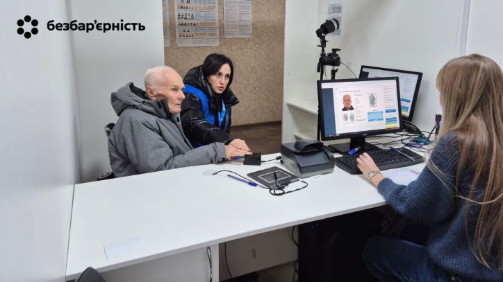 У Дніпрі допомогли евакуйованим з Донеччини літнім людям в оформленні необхідних документів для відновлення паспортів громадянина України