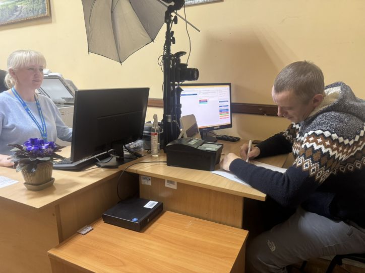 Столичні міграційники оперативно оформили паспорт пораненому захисникові України