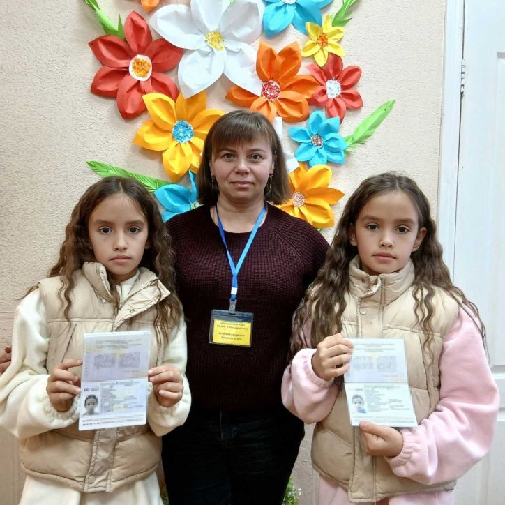 Перші закордонні паспорти для сестер-близнят