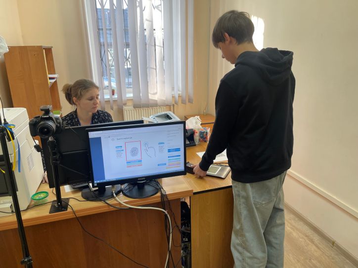 У Березнівському відділі ДМС прийняли документи на оформлення першого закордонного паспорта