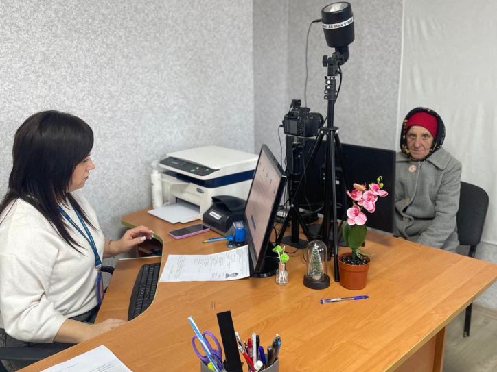 Перший паспорт у 65