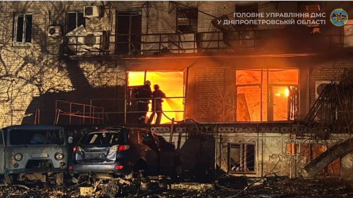 У Дніпрі міграційники працюють на місцях руйнувань внаслідок ворожої атаки