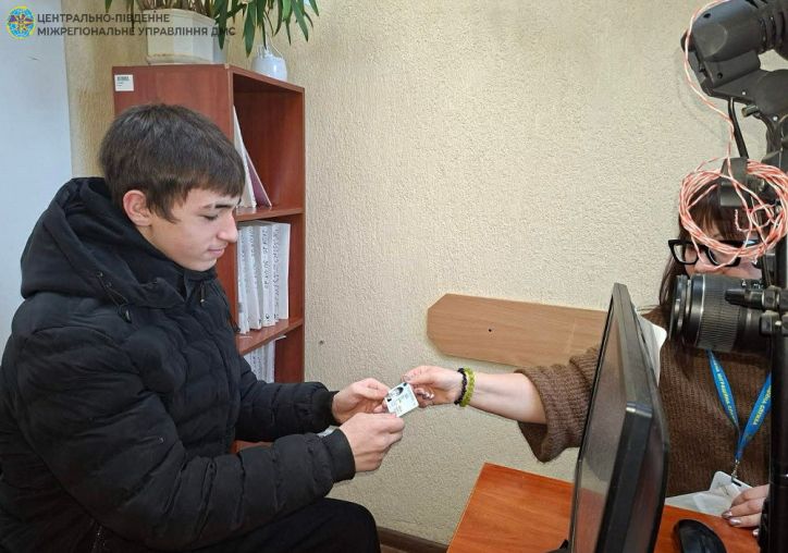 Брат і сестра з Кропивницького отримали перші ID-картки за 7 робочих днів