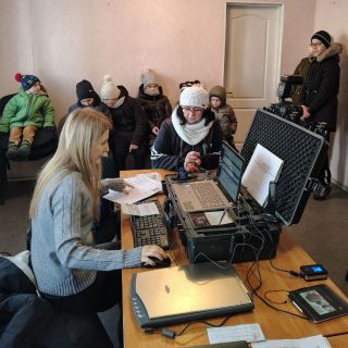 10 закордонних паспортів для однієї сім’ї